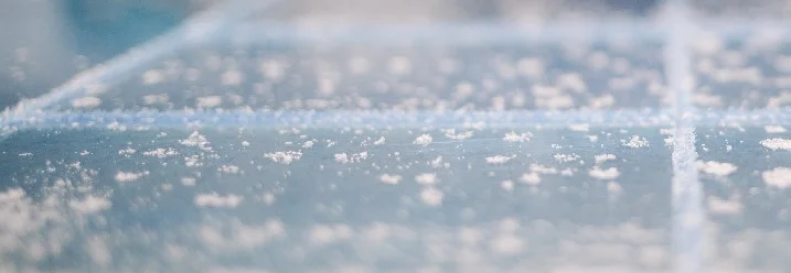 Beschlagene, blaue Acrylglasplatte